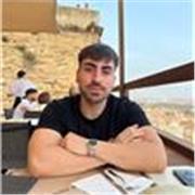 Profesor de historia y de lengua castellana, catalana e inglesa.
