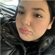 Studentessa del liceo delle scienze umane impartisce lezioni di latino per ragazzi frequentanti il liceo