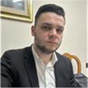 Praticante esperto offre ripetizioni chiare ed efficaci diritto”