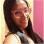 Profesora de español imparte clases a adolescentes y jóvenes de todas las edades