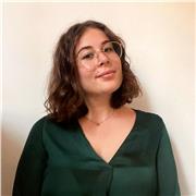 Laureata magistrale in Italianistica impartisce lezioni di letteratura italiana, storia e geografia