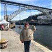 Hablante nativo de inglés con experiencia trabajando con niños y adultos.