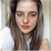 Profesora de repaso que imparte classes a niños y niñas de primaria i secundaria