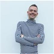 Chico joven muy guay con ganas de enseñar inglés a niños pequeños 🥰