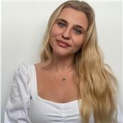 English teacher giving classes of English to all ages, nationalities and levels