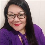 Confidence-building English trainer helping adults speak naturally