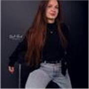 Chica responsable y cuidadora de las necesidades infantiles. 