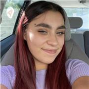 Professeure s’adaptant à chaque enfant pour les accompagner à mieux comprendre et se faire confiance.