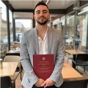 Studente di ingegneria impartisce lezioni di matematica, fisica e biologia a studenti di scuola medie e superiore