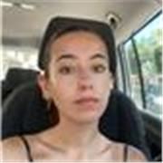 Profesora de música imparte clases a niños de todas las edades