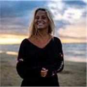 Insegnante di Yoga impartisce lezioni per principianti e/o intermediate, individuali o di gruppo