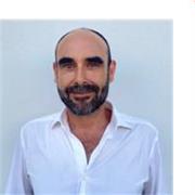 Profesor de español con una década de experiencia. Especializado en preparación de exámenes DELE oficiales de todos los niveles