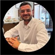 Licenciado en GAP, con conocimientos como docente de estadística, contabilidad, inglés, matemáticas aplicadas, derecho y economía