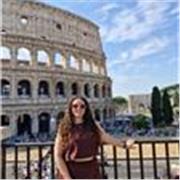 Je peux enseigner l’arabe, car je suis marocaine et je parle couramment l’arabe ainsi que l’anglais. Je peux donc enseigner l’arab