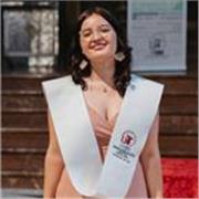 Artista graduada en Bellas Artes con ganas de compartir mi pasión con alumnos de todas las edades. 