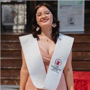 Artista graduada en Bellas Artes con ganas de compartir mi pasión con alumnos de todas las edades.