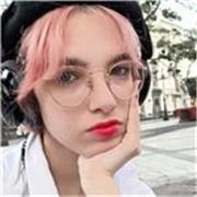 Profesora titulada de pintura y cómic, con experiencia profesional laboral en compañias internacionales. 