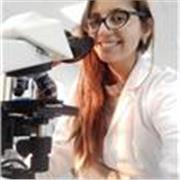 Profesora de biología y genética, clases a alumnos de todas las edades