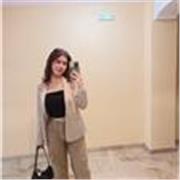 Estudiante de inglés en la universidad preparada para enseñarte y ayudarte a mejorar tu inglés