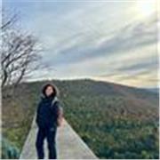 Ich habe Germanistik studiert und habe mit den Kindern 8 Jahre gearbeitet. Außerdem spreche ich Arabisch und Englisch