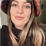 Soy políglota y me encanta enseñar idiomas a los demás, especialmente a niños. En realidad soy diseñadora pero llevo la mitad de mi vida en el extranjero