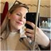 Naturwissenschaftlerin (Molekularbiologie-Studentin), die gerne mit den Menschen arbeitet und die Hilfe anbietet.
