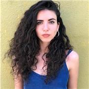 Danzatrice ed istruttrice impartisce lezioni di pilates