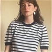 Neolaureata a pieni voti ed educatrice estiva che offre lezioni