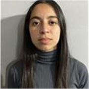 Profesora de ingles imparte clases a niños de todas las edades