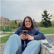 Con ganas de ayudar y a adaptarme a la persona a la que van dirigidas las clases