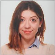 Professeure d'anglais certifiée C1 par Cambridge, avec des séjours en pays anglophones.