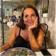 Soy Elena, escritora de romantasy y romance contemporáneo, publicada desde 2023.