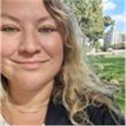 Profesora de Sociología con trayectoria académica y formación técnica avanzada en análisis de procesos sociales y organizacionales