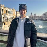 Laureando al quinto anno di farmacia impartisce lezioni presenziali ma anche online su richiesta riguardo alla chimica e scienze