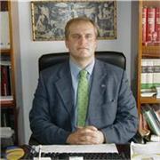 Profesor titulado en Derecho con más de 20 años de experiencia.