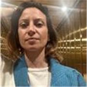 Professoressa di Lettere impartisce lezioni di Latino e Italiano a studenti di scuole medie e superiori