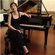 Laureata al conservatorio, offre lezioni di pianoforte e solfeggio dai 6 anni in poi