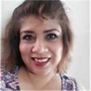 Profesora creativa, feliz, innovadora motivadora enseñando matemáticas primaria