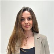 Profesora experta en economía master en finanzas y en educación
