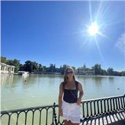 Profesora particular dispuesta a ayudar a niños en sus necesidades y apoyarlos