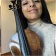 Profesora de Violín imparte clases a todo tipo de alumnos de diferentes edades
