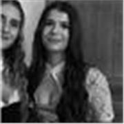 Gymnasiastin unterricht Deutsch auf allen Niveaus, von Grammatik bis hin zum eigenen Schreiben