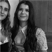 Gymnasiastin unterricht Deutsch auf allen Niveaus, von Grammatik bis hin zum eigenen Schreiben