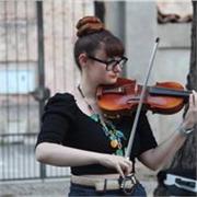 Sono un'insegnante di musica laureata in Conservatorio, con esperienza anche nel sostegno e come educatrice a scuola 