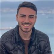 Studente universitario impartisce lezioni di spagnolo
