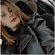 Sono un insegnante di italiano laureata da poco ma che ha già esperienza con bambini , ragazzi e grandi