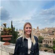 Begeisterte Biologin, die Kinder in das Fach bringen möchte