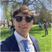 Laureato in Business Management ( William Penn University, Oskaloosa, Iowa)