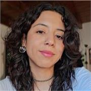 Profesora de Español imparte clases para estudiantes de 12 a 18 años
