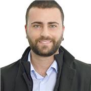 Doy clases para empresas que quieran incorporar las redes sociales y una página web a su negocio por cuenta propia